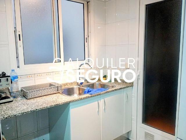 Piso en alquiler en calle De la Constitució, Barcelona, de 62 m² 2 habitaciones por 1.176