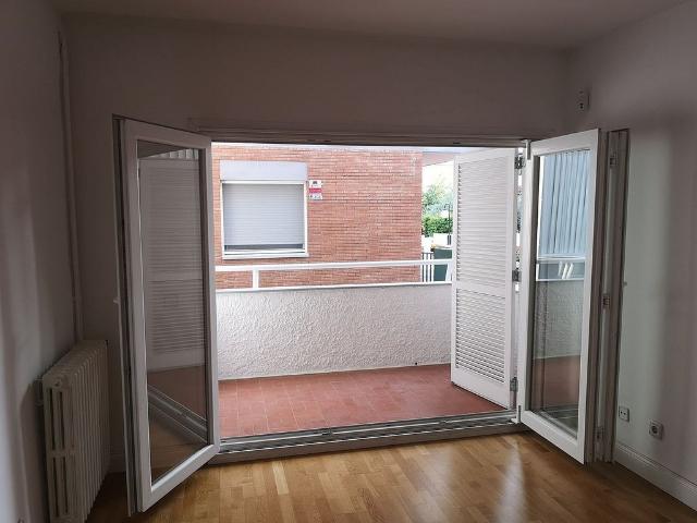 Piso en alquiler en calle De la Creu, Sant Just Desvern, de 54 m² 3 habitaciones por 1.630