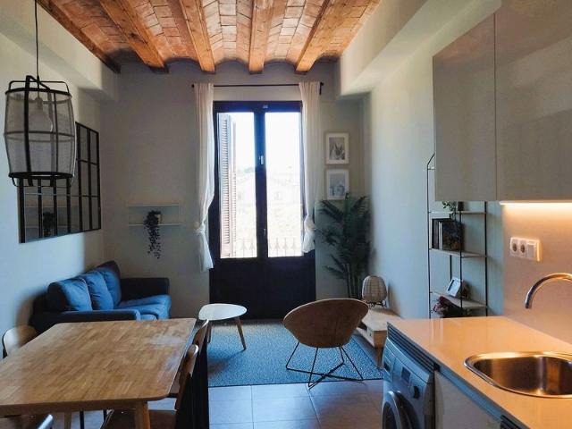 Piso en alquiler en calle De la Reina Cristina, Barcelona, de 66 m² 2 habitaciones por 1.800