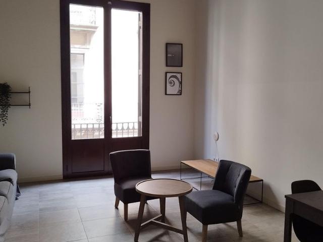 Piso en alquiler en calle De la Reina Cristina, Barcelona, de 74 m² 2 habitaciones por 2.055