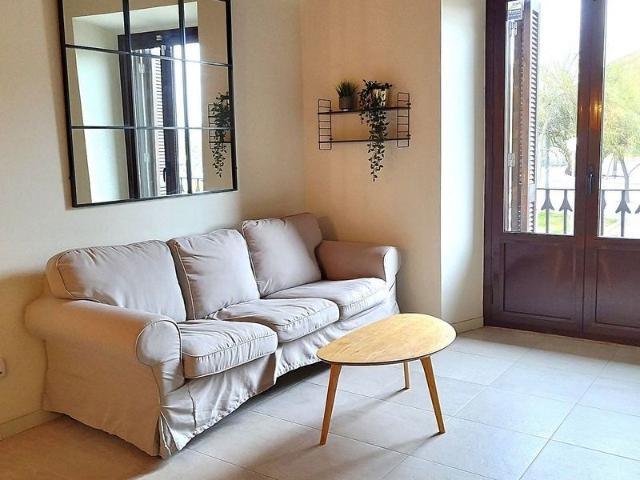 Piso en alquiler en calle De la Reina Cristina, Barcelona, de 87 m² 2 habitaciones por 1.875