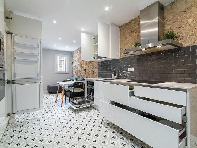 Piso en alquiler en calle De la Torre D'en Damians, Barcelona, de 60 m² 2 habitaciones por 2.100