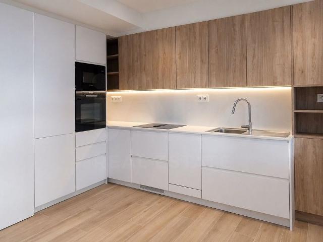 Piso en alquiler en calle De L'emancipació, Barcelona, de 75 m² 2 habitaciones por 2.130
