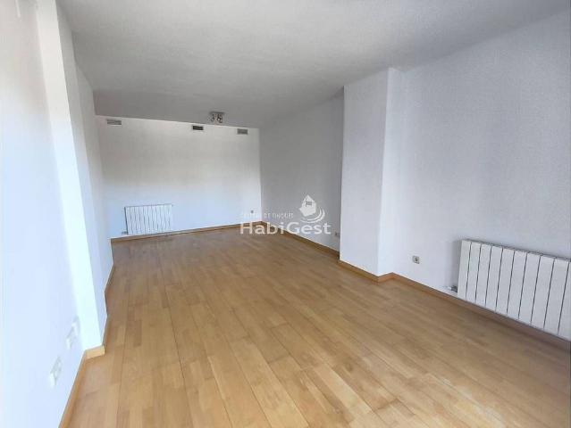 Piso en alquiler en calle De Pau Vila i Dinarès, Girona, de 86 m² 2 habitaciones por 1.000
