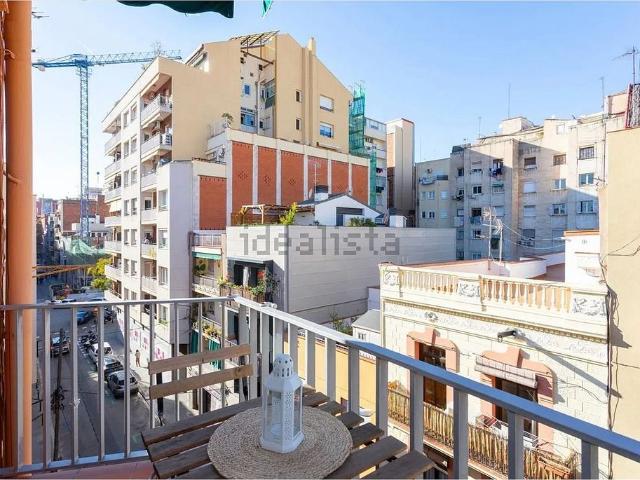 Piso en alquiler en calle De Rosalia de Castro, Barcelona, de 77 m² 3 habitaciones por 2.000