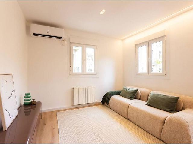 Piso en alquiler en calle De Sant Carles, Barcelona, de 75 m² 2 habitaciones por 2.190