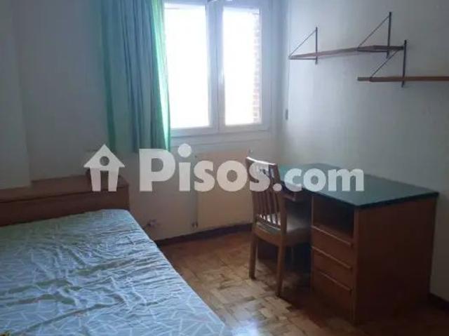 Piso en alquiler en Calle de Simón Cabarga, 8