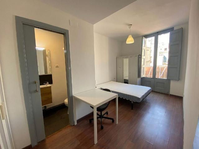 Piso en alquiler en calle D'escudellers Blancs, Barcelona, de 101 m² 3 habitaciones por 1.690