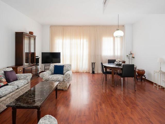 Piso en alquiler en calle Joan Güell, Barcelona, de 80 m² 3 habitaciones por 1.800