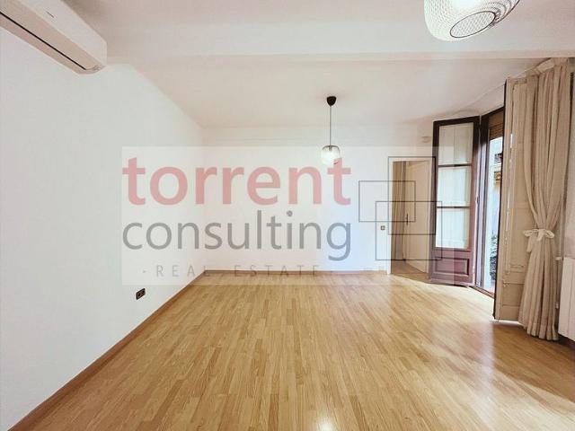 Piso en alquiler en calle Sant Pere Mes Baix, Barcelona, de 84 m² 2 habitaciones por 1.486