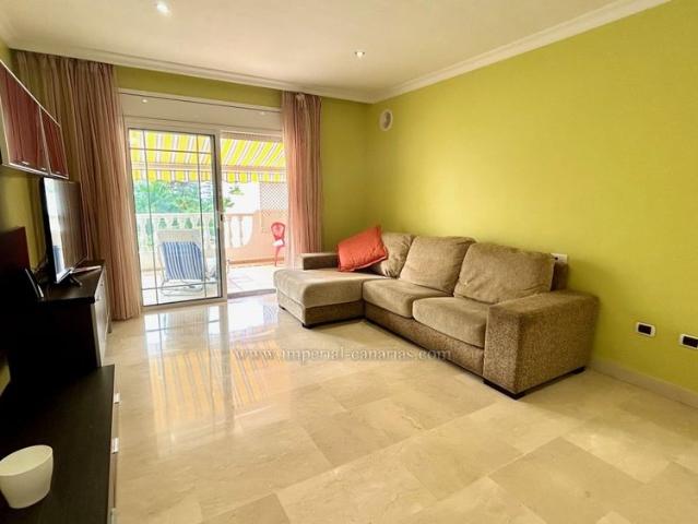 Piso en alquiler en residencial con piscina y grandes jardines