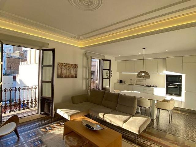 Piso en alquiler en ronda De la Universidad, Barcelona, de 98 m² 3 habitaciones por 3.300