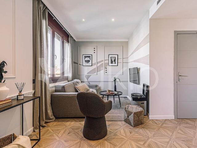 Piso en alquiler en ronda De Sant Antoni, Barcelona, de 57 m² 1 habitación por 2.610