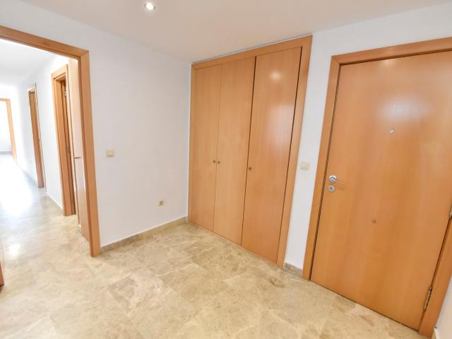 Piso en Alquiler larga duración o vivienda habitual Tomares, Urbanización El Olivar de Aljamar ¡Descubre tu nuevo hogar en una ubicación privilegiada! Te presentamos este magnífico piso en planta baja situado en la esquina de la Urbanización El Olivar