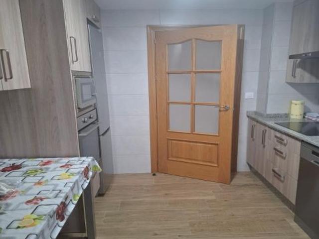 Piso en alquiler para estudiantes completamente reformado en Avda. Barcelona | 4 habitaciones/300€ p