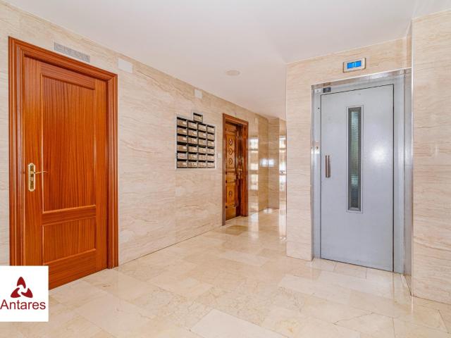 Piso en Ctra. Málaga en última planta con garaje y trastero