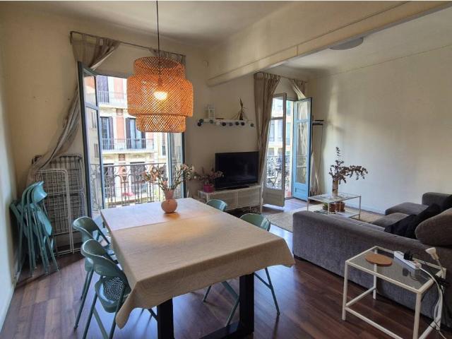 Piso en Calle Gran de Gracia Joya Histórica con Encanto Modernista
