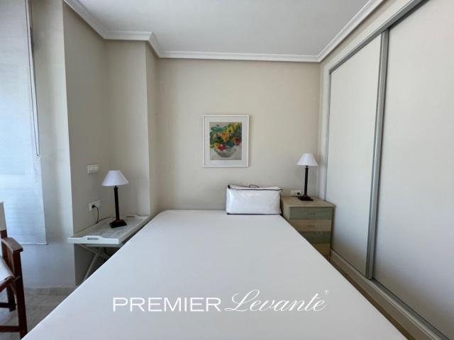 Piso en Centro de Alicante, con 2 habitaciones y patio