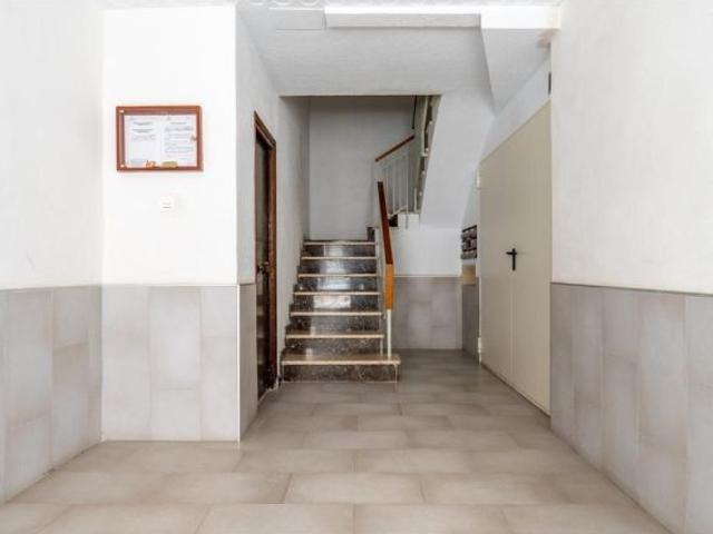 Piso en el centro de Granada, totalmente reformado con dos grandes dormitorios y un baño
