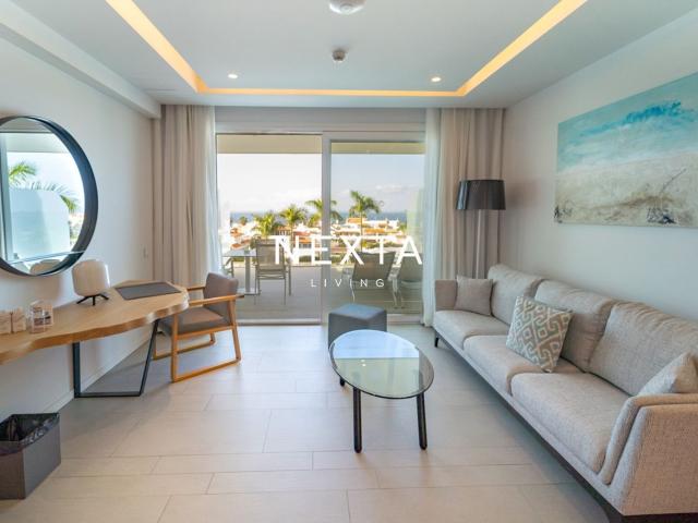 ¡Piso en La Caleta con terraza y vistas panorámicas al océan. 55m² Adeje