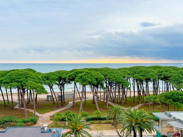 Piso en La Pineda, 4a planta, con vistas al mar!