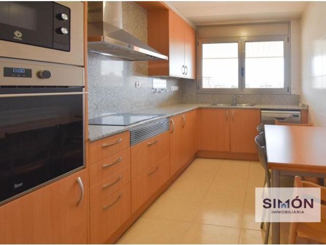 Piso en Las Bases, 3 habitaciones, 2 baños, parking y terraza con vistas despejadas!