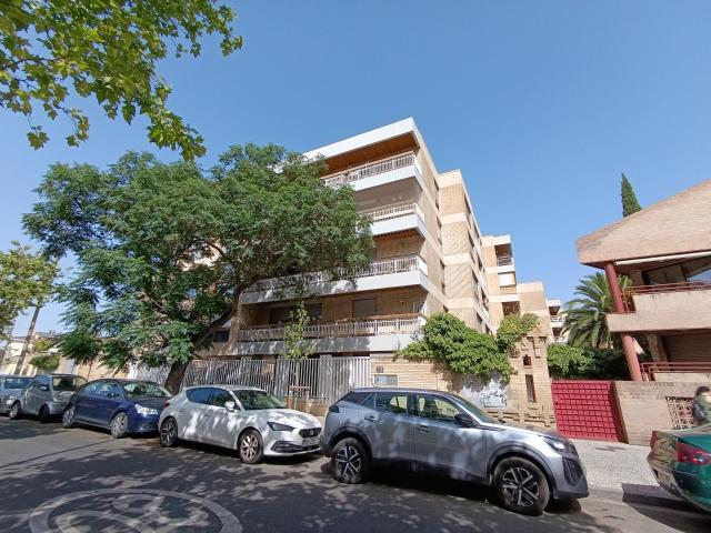 Piso en Paseo Ruiseñores de 87m2 con GARAJE, PISCINA, TERRAZA Y AMUEBLADO. Distribuido en tres dormitorios, salón con terraza, cocina con galería y dos baños