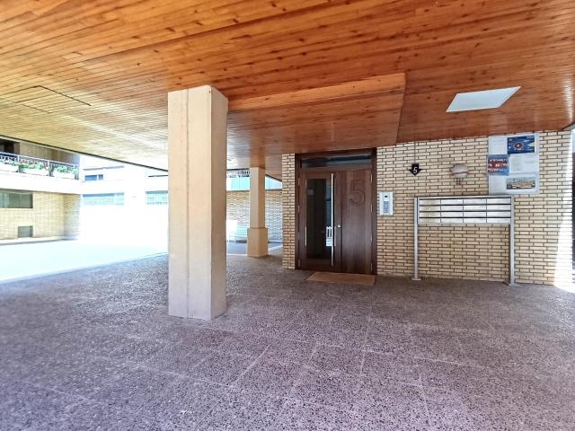 Piso en Paseo Ruiseñores de 87m2 con GARAJE, PISCINA, TERRAZA Y AMUEBLADO. Distribuido en tres dormitorios, salón con terraza, cocina con galería y dos baños