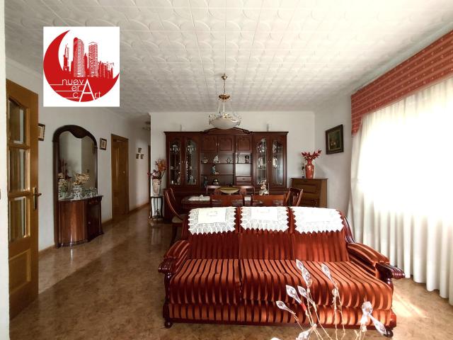 ¡Piso en planta baja en venta de 3 dormitorios, 2 baños y amplio jardín en El Algar!