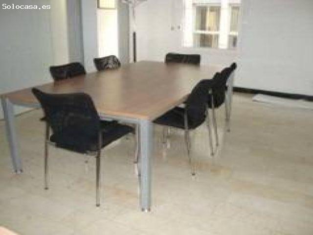 Piso en planta primera en edificio residencial del año 1965 en el centro de Córdoba, actualmente co