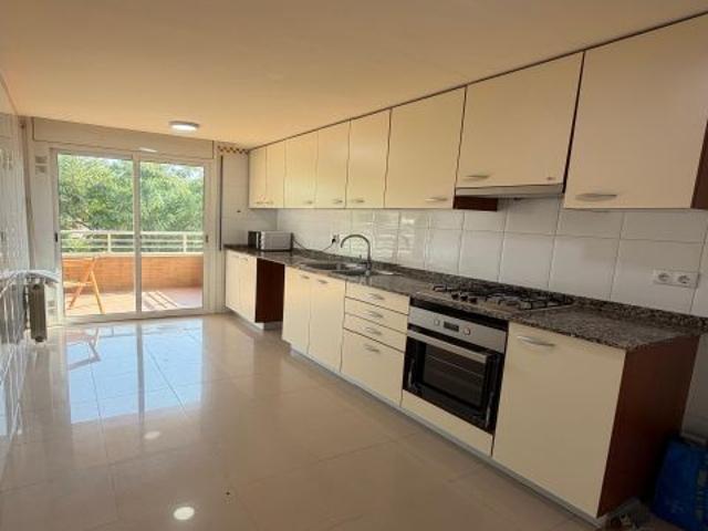 PISO EN SALOU CENTRO ALQUILER 4 HABITACIONES CON PARKING