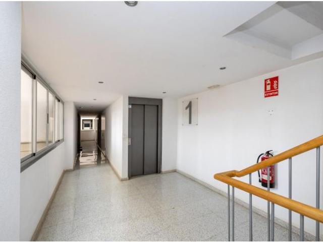 Piso en Serrallo, calle Aconcagua. Vivienda del 2007, situada en 2ª planta, con vistas despejadas