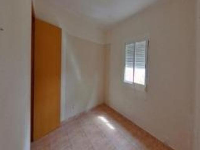 PISO EN VENTA OKUPADO EN C/ RUPERTO CHAPI BADALONA