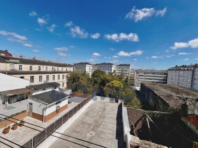 Piso en venta con vistas a la Muralla de Lugo, garaje y trastero