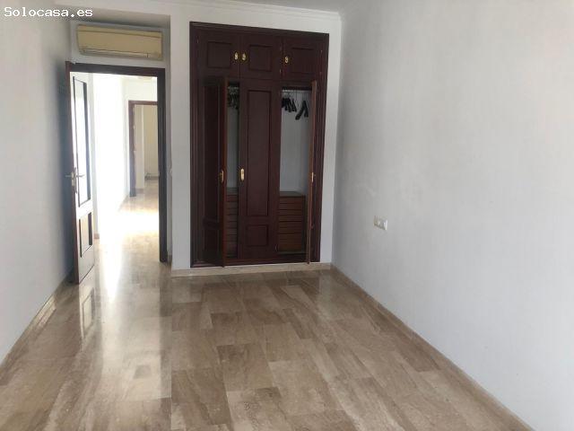 PISO EN VENTA CON GARAJE EN EL CENTRO DE CHICLANA