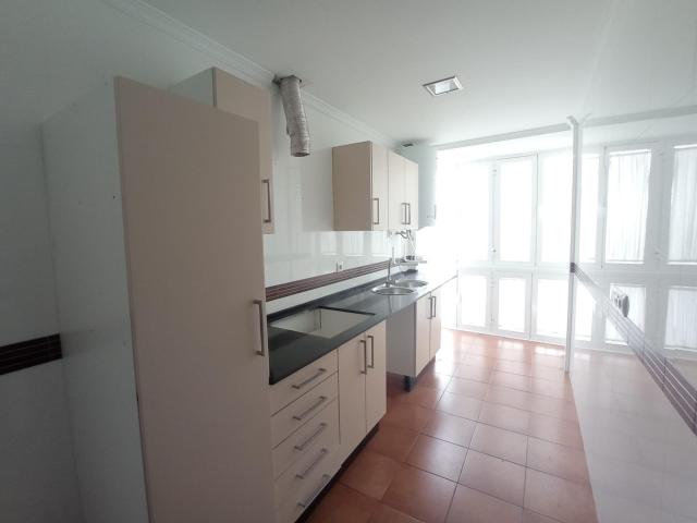 PISO EN VENTA CON GARAJE EN EL CENTRO DE CHICLANA