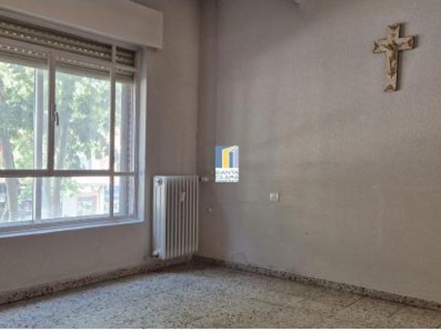 PISO EN VENTA DE 4 DORMITORIOS Y 2 BAÑOS EN ZONA TRES CRUCES, ZAMORA