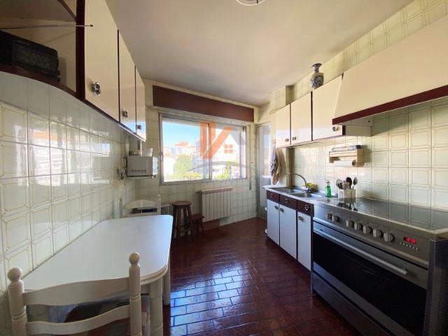 PISO EN VENTA DE 4 HABITACIONES, TOTALMENTE EXTERIOR, EN EL ENSANCHE DE SANTIAGO DE COMPOSTELA