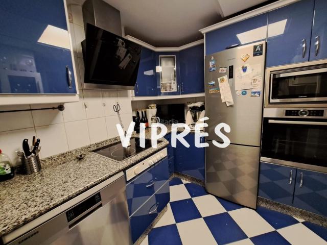 Piso en venta en Madroñera. Precioso ático en Edificio de Europa.La vivienda cuenta con tres habitaciones llenas de encanto y un baño completo con plato de du. Pisos.