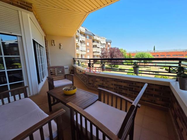 Piso en venta en Majadahonda, Golf El Carralero. URBANIZACION DE LUJO EN UNA DE LAS ZONAS MAS EXCLUSIVAS DE MAJADAHONDA. VIVIENDA DE 4 DORMITORIOS, PISCINA, PLAZA DE GARAJE Y TRAS. Pisos.