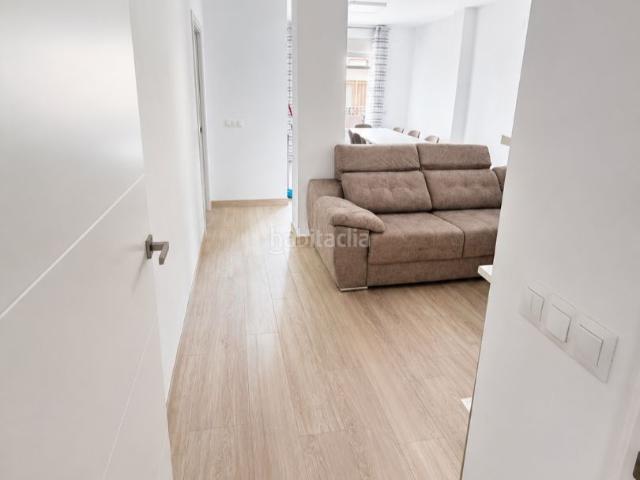 Piso en venta en Málaga, La Trinidad. Magnífico piso exterior de 4 habitaciones, recién reformado, próximo al centro y a la playa. Pisos.