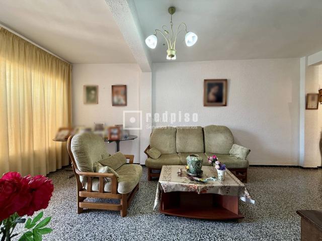 Piso en venta en Málaga, La Luz El Torcal. Amplio piso exterior con terraza en La Luz, ideal para reformar a tu gusto. Pisos.