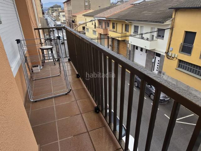 Piso en venta en Manlleu. Manlleu piso amplio con garaje para 2 coches, en zona Corominas. Pisos.