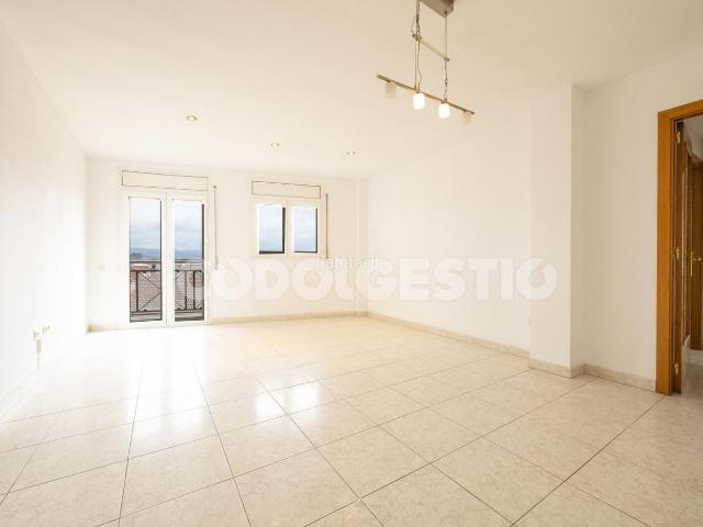 Piso en venta en Manlleu. Pis al centre amb bones vistes i pàrquing inclòs. Pisos.