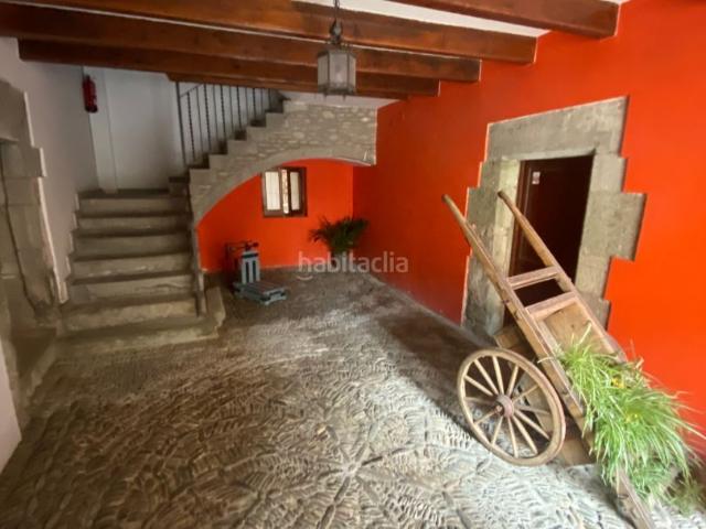 Piso en venta en Manlleu. Vivienda histórica con encanto único y comodidades en el centro de Manlleu. Pisos.