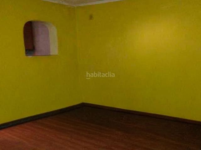 Piso en venta en Manresa, Font dels Capellans Sagrada Familia. Gran oportunidad de comprar un piso de tres habitaciones en la localidad de Manresa en Barcelona. No dejes pasar esta gran ocasión.