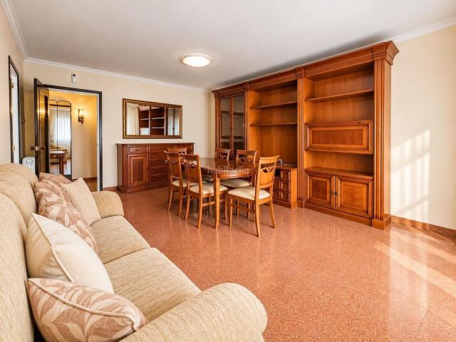 Piso en venta en Manresa, Font dels Capellans Sagrada Familia. Piso de 4 habitaciones con ascensor en Manresa. Pisos.