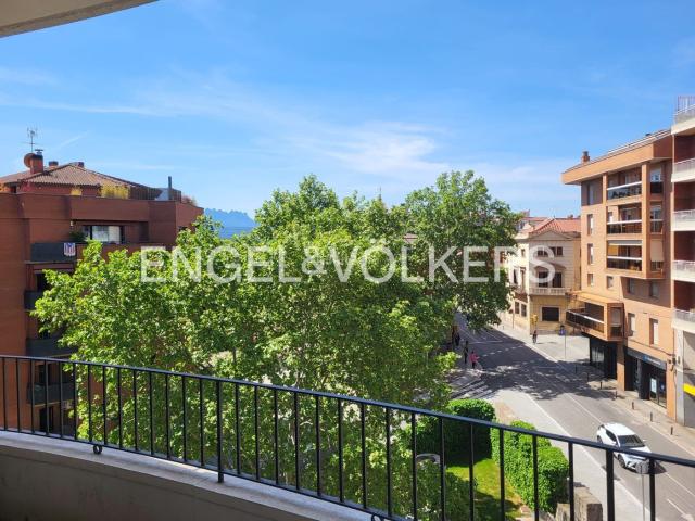 Piso en venta en Manresa, Poble Nou. Bonito piso en el centro que da a tres calles. Muy luminoso. Pisos.