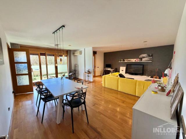 Piso en venta en Manresa, Poble Nou. Exclusivo piso con gran terraza y dos plazas de aparcamiento en el centro de Manresa. Pisos.