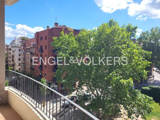 Piso en venta en Manresa, Poble Nou. Piso reformado en el centro que da a tres calles. Muy luminoso. Pisos.